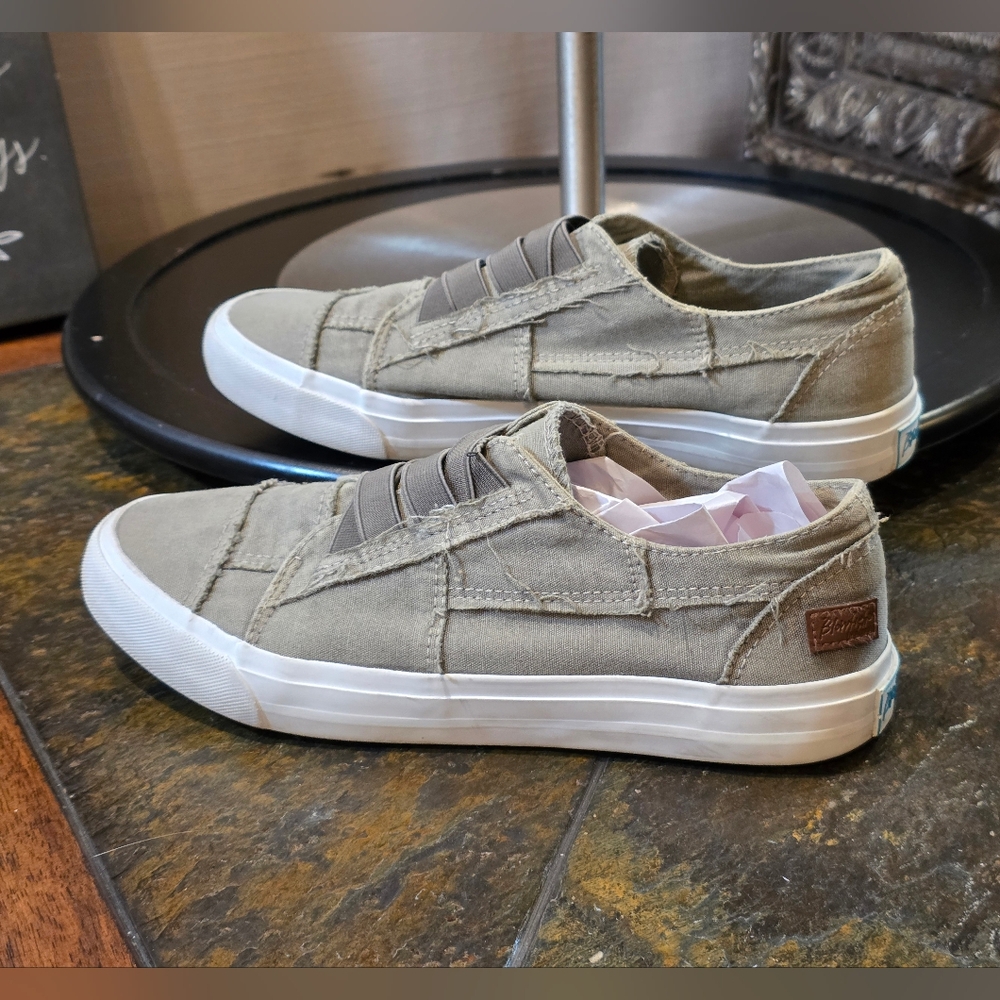 Blowfish Malibu "Marley" Army Green Canvas Slip-Ons. Sz 9.